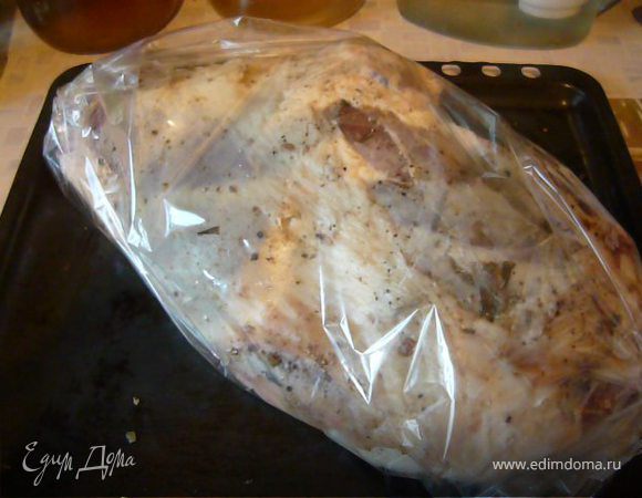 Соль, черный перец, розмарин истолочь в ступке, добавить туда немного оливкового масла и часть измельченного чеснока. В бараньей ноги острым ножом сделать глубокие узкие прорези (как бы втыкая туда нож), в эти отверстия пальцем вложить и втереть немного смеси с солью и перцем, потом воткнуть туда морковку целиком, дольки чеснока. Всю ногу тщательно обмазать оставшейся смесью и положить в рукав для запекания. Если рукава нет, то можно запечь и без него, но в этом случае во время запекания нужно будет во-первых подлить чуть-чуть воды на противень, а, во-вторых, нужно будет довольно часто поливать ногу Подготовительную работу нужно провести хотя бы за несколько часов до запекания. Я как правило делаю это накануне - тогда в день прихода гостей мне остается лишь ее отправить в духовку.