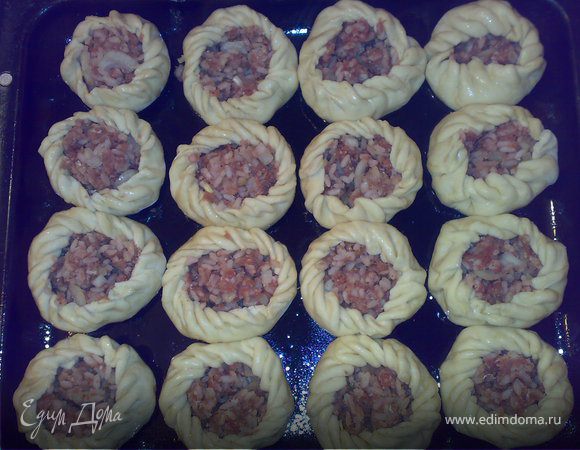 Тесто делим на кусочки(приблизительно на 60гр) и каждый кусок раскатываем тонкими кружочками,в середину кладем 1ст ложку фарша.Края, приподнимая, защипываем.
Готовые пирожки выкладываем на противень и смазываем взбитым яичным желтком.
Отправляем в духовку примерно на 45 минут.