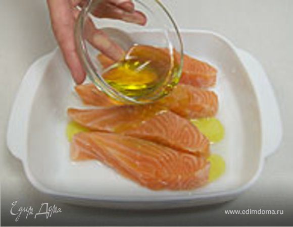 Семгу хорошо промываем под струей холодной воды, нарезаем тоненькими полосками или маленькими кубиками, солим, перчим, сбрызгиваем лимоным соком, посыпаем мелко натертым пармезаном, так настаиваем минут 7-10 и можно кушать,по желанию сверху поливаем оливковым маслом.
