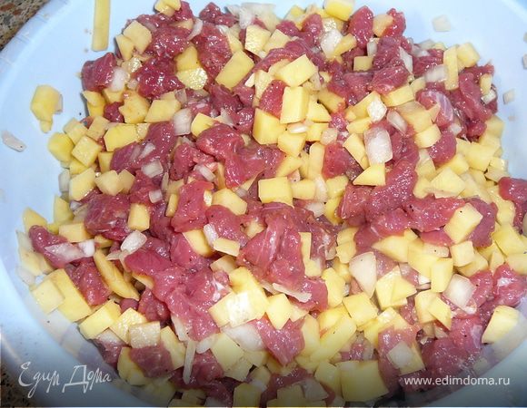 Мясо нарежьте на маленькие кусочки, картошку — на небольшие брусочки, лук мелко нашинкуйте. Все смешайте и приправьте солью и перцем. Наша начинка готова.