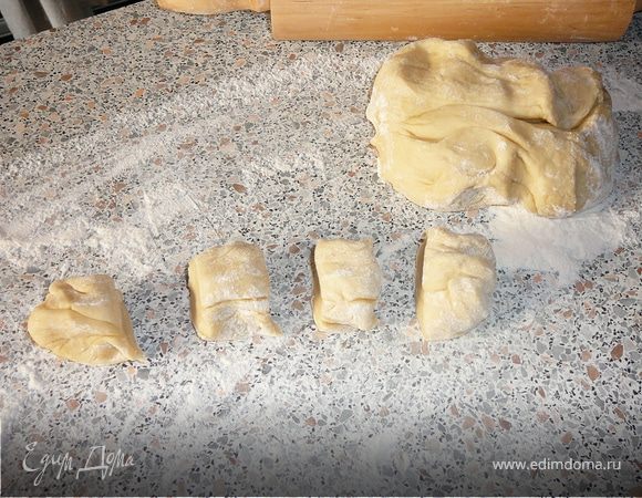 Тесто разделите сначала на небольшие кусочки размером с половину кулака. Скалкой раскатайте в плоский круг размером с блюдце.