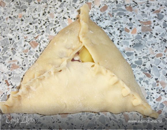 Повторите с третьей стороной. Треугольник готов. Красиво защипните пальцами края. И у нас получилось вот такая красота.