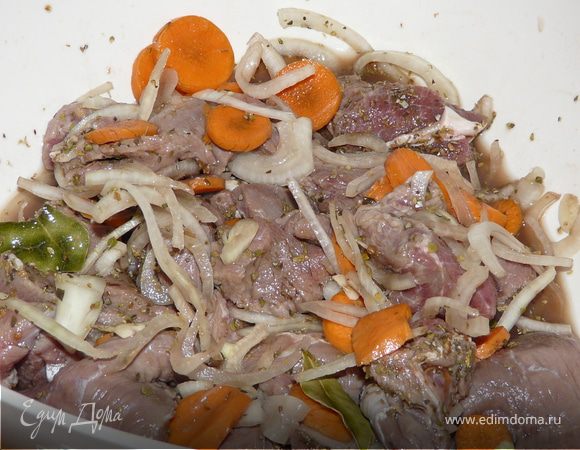 Замариновать мясо на 24 часа (хотя бы на ночь) в 7 первых ингридиентах. 
