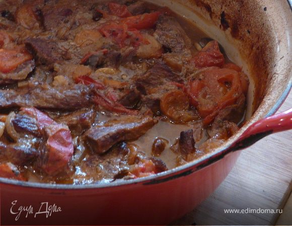 Маринад подогреть, добавив остальные ингридиенты. Вернуть мясо и долить бульон.
Духовка 180 С. Поставить мясо примерно на 3 часа (под крышкой или фольгой), иногда перемешивая (где-то 2 раза). Не очень высокая температура и несколько часов томления- обязательны.