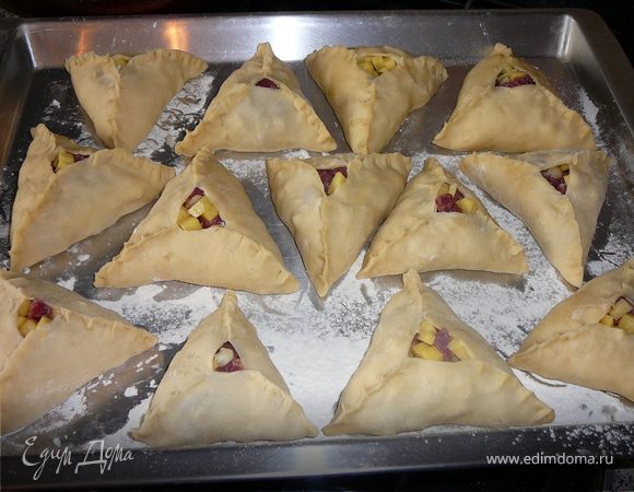 Треугольники выложите на противень и в каждый положите маленький кусочек сливочного масла для вкуса и сочности.