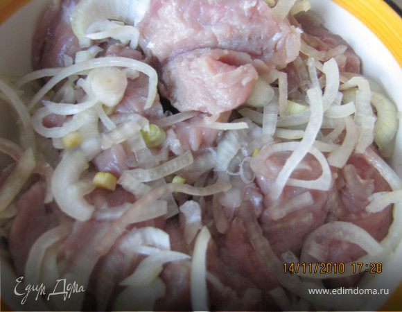 Мясо предварительно замариновать в луке на несколько часов.