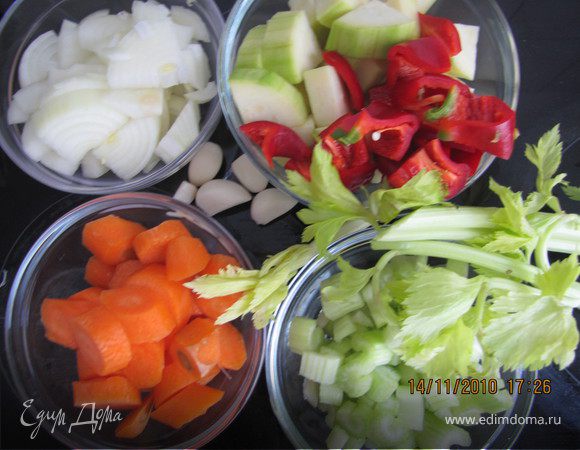 Духовку разогреть до 180 градусов.
Все овощи крупно порезать.