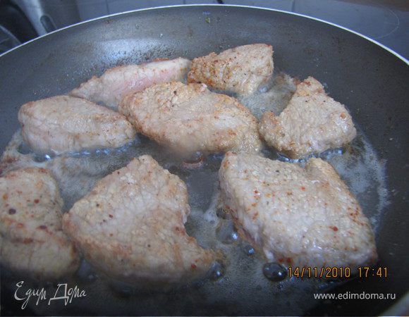 Мясо очистить от лука, обвалять в муке (излишки стряхнуть) и обжарить каждый кусок до золотистой корочки на смеси оливкового и сливочного масел.Выложить обжаренные куски в глубокую керамическую огнеупорную посуду с крышкой.