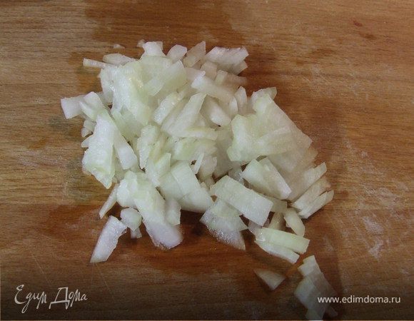 Начинка:
Нарезать лук.