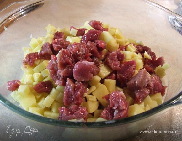 Все ингредиенты перемешать, добавить соль и перец по вкусу.