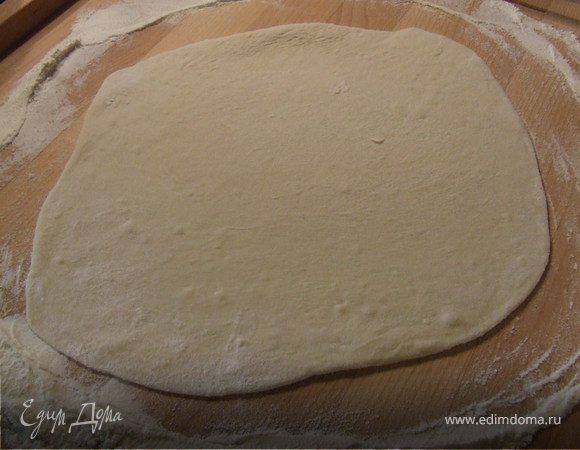 Тесто разделить на 2 части. Одну часть раскатать.