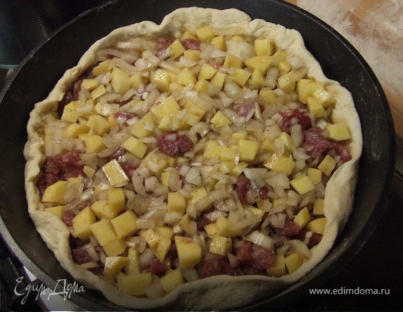 Выкладываем начинку в сковороду.