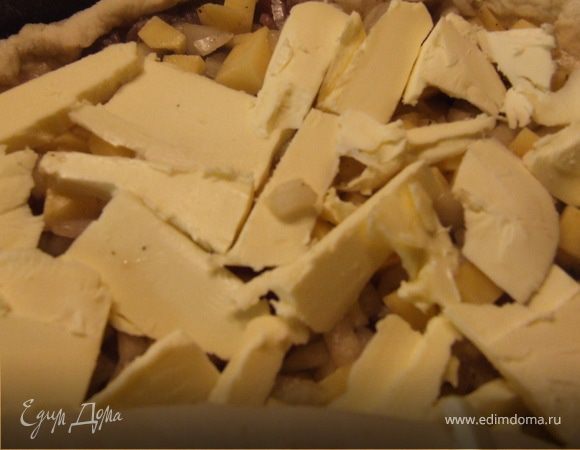 Масло нарезаем тонкими пластинками и выкладываем одним слоем поверх начинки.