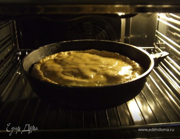 Отправляем в духовку, разогретую до 180С. Готовим 1.5-2 часа. Если верх начнет пригорать, можно накрыть мокрым полотенцем и менять по необходимости.