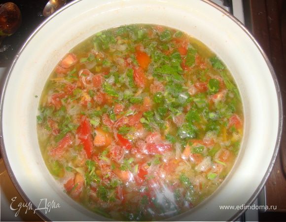 	

Вымойте рис, поместите его в кастрюлю с маслом, солью и мясным бульоном. Поставьте кастрюлю на плиту. Отложите один помидор в сторону, а остальные измельчите, и добавьте в кастрюлю. Оставшийся помидор очистите от кожицы, нарежьте кубиками и положите в кастрюлю. Варите суп в течение 15 минут, пока рис не станет мягче посыпьте мелко нарезанной петрушкой. Готовый суп снимите с плиты, разлейте по тарелкам и по желанию додайте сметану.
