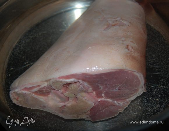 Берем свиную рульку, кладем ее в достаточно большую кастрюлю, заливаем холодной водой и начинаем варить. Вода закипела – снимаем пену, добавляем соль, черный и душистый перец горошком, лавровый лист и продолжаем варить , чем дольше – тем лучше,  я думаю не менее 1 часа. Тем временем включаем духовку, чтобы она разогрелась.