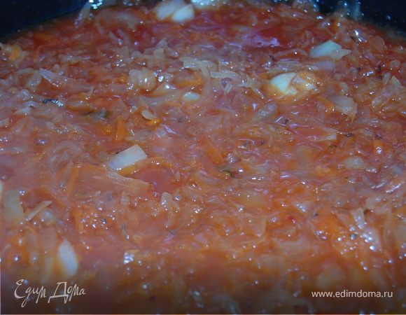 Настоящие немцы едят свиную ногу с тушеной квашеной капустой.   Берется квашеная капуста, лук репчатый полукольцами и томатная паста или самодельная томатная заправка, и все отправляется тушиться минут на 30. В конце можно добавить мелко порубленный чеснок.