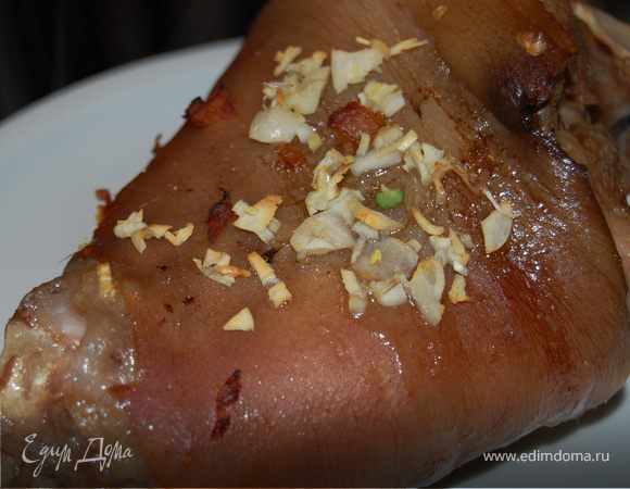 Наша рулька сварилась, достаем ее из кастрюли, кладем на противень, посыпаем сверху мелко нарубленным чесноком или сухим чесноком в виде приправы, можем так же нашпиговать нашу рульку чесноком, и отправляем ее в духовку минут на 20-30 при температуре около 200 градусов. В самом конце включите минут на 5-10 гриль. В итоге у вас получится нежнейшее мясо под хрустящей корочкой. Подавать с горчицей , см рецепт Приятного аппетита.