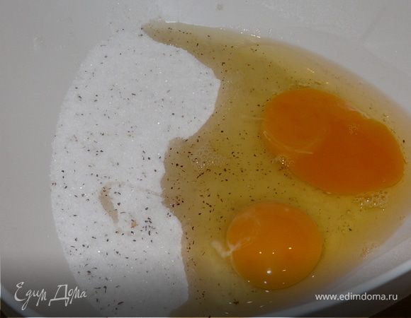 Яйца с сахаром перемешать