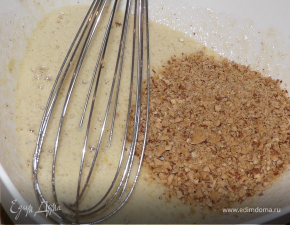 добавить специи и молотые орехи, затем цукаты