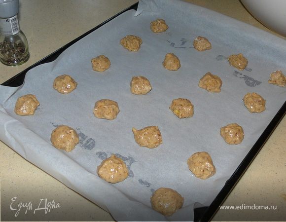 На деко на бумагу выкладывать смочеными пальцами маленькие шарики (получилось 2 дека по 20 шт.)
Печь 10-13 минут.
Можно покрыть глазурью (сахар + лимон. сок)