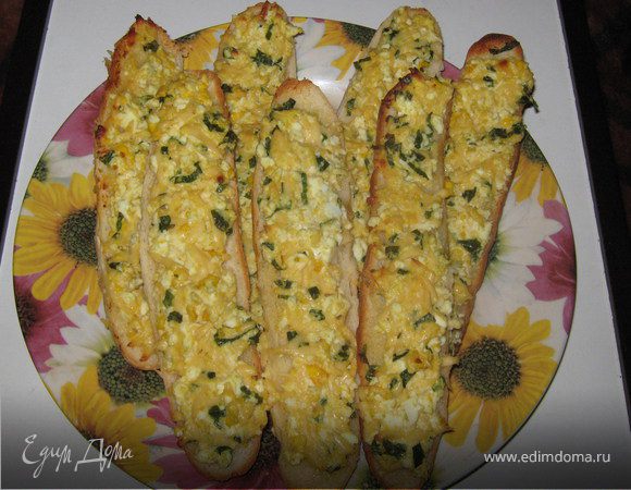 Лук нарезать и обжарить на сливочном масле. Яйцо размять вилкой. Смешать все ингредиенты, посолить. Булочку разрезать вдоль. Каждую половинку слегка смазать сливочным маслом и выложить на неё приготовленный фарш.
Запечь половинки в разогретой духовке 5-10 минут.