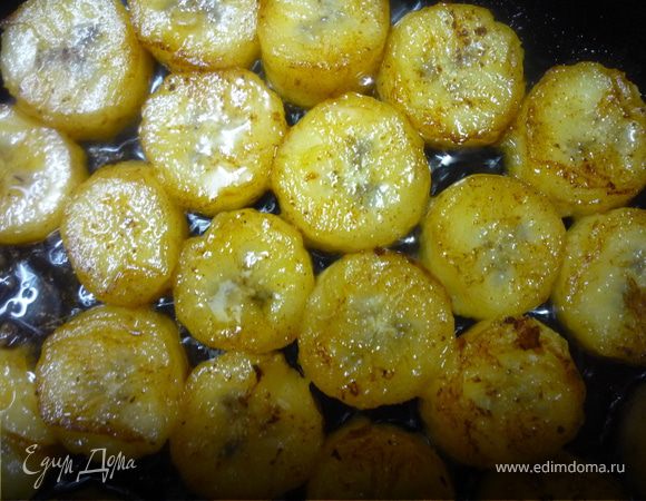 Бананы лучше брать слегка зеленоватые или желтые, но с плотной мякотью. Нарезаем 2 банана кружочками, толщиной 1,5 см и обжариваем на сливочном масле с двух сторон. Лучше использовать сковороду с антипригарным покрытием, если вдруг бананы все таки прилипли, то их не переворачиваем, а снимаем сковороду с огня, накрываем крышкой и даем чуть остыть.