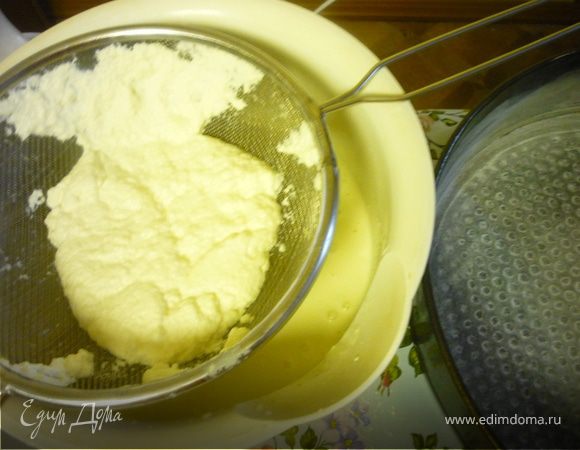 Духовку разогреваем до 180 *С. Яйца взбиваем со стаканом сахара в крепкую пену, как для бисквита. Творог протираем через сито, аккуратно вмешиваеи во взбитые яйца (если уверены, что творог мягкий и однородный, то можно добавлять не протирая).