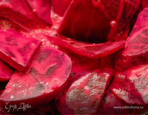 Свеклу отварить, почистить и нарезать тонкими ломтиками. Пока свекла теплая, добавить соль, перец, уксус и взбитые до густоты сливки. Хорошенько перемешать.