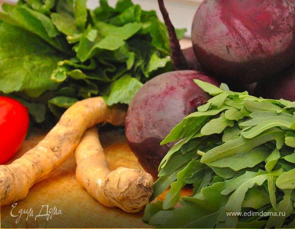 На большую тарелку равномерно разложить листья кресс-салата и руколы, слегка сбрызнуть оливковым маслом, щепотку соли и перца. Поверх разложить ломтики свеклы, полить свекольно-сливочным соусом. По краям разложить тонкие дольки помидора.