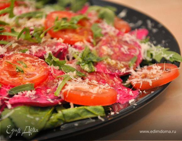 Сверху потереть на мелкой терке свежий хрен, затем пармезан, кинуть немного листьев руколы и чуток оливкового масла. Можно подавать к столу с хрустящей итальянской чиабаттой и бокалом сухого белого вина.