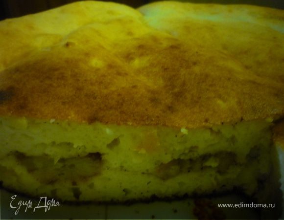 Выпекаем около 30 минут (до сухой спички). Подаем с фруктовыми сиропами (на фото с облепиховым сиропом) или сметанным кремом. да и просто кусочек такой запеканки хорош! Если вкус жареных бананов Вас настораживает, то заменяем их на изюм.  Приятного аппетита!