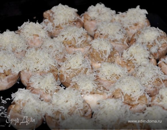 Выкладываем в шляпки начинку, посыпаем тертым сыром. Запекаем в духовке минут 20-25 при темп. 185.