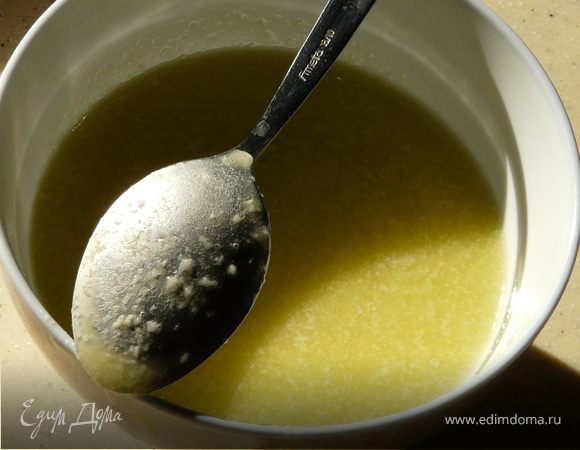 Сделать соус (Toum)
2 небольшие головки чеснока разбить в блендере. По чуть-чуть добавлять ок. 75-100 мл оливкового масла, сок 1 лимона и соль.