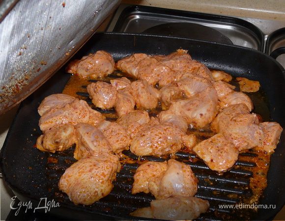 Жарить курицу на гриле (можно на шпажках). Подать с соусом и таббуле (ливанское блюдо из пшеницы)http://www.edimdoma.ru/recipes/14735
