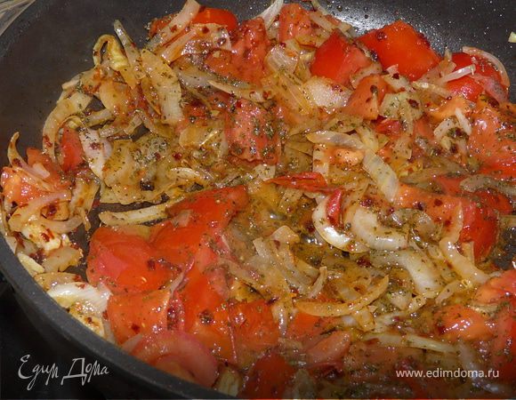 Отварить предварительно пшеницу. 
На сковороде подрумянить лук, чеснок, затем помидоры.