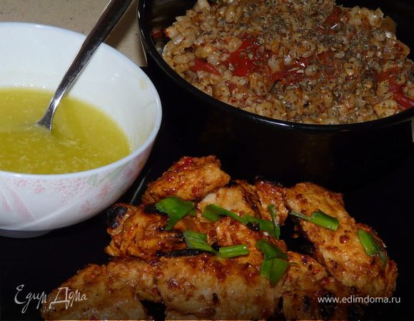 Добавить крупу, паприку, лимонный сок. Протушить 5 минут, добавить мед, соль, перец. Выключить, подержать на сковородке еще минут 5.
При подаче посыпать петрушкой.