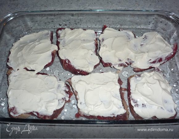 Обмазать сметаной.