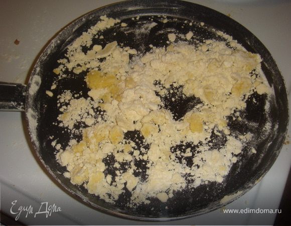 Соус:
Муку подсушить на слабом огне до золотистого цвета,помешивая около минуты.Сливочное масло комнатной температуры добавить к муке,помешивая около 1минуты.Снять с огня.