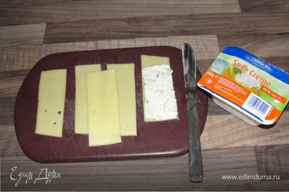Пласты сыра режем на равномерные полоски в 3-4 см.
