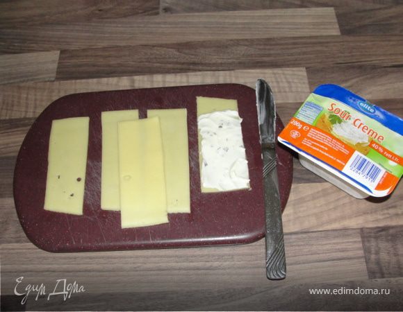 Пласты сыра режем на равномерные полоски в 3-4 см. 