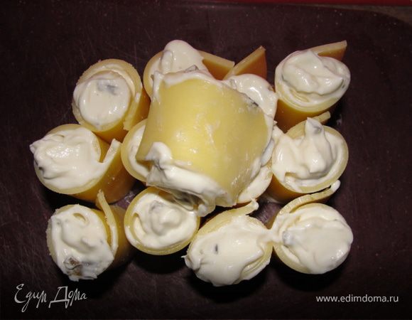 Сверху улитки украсить шапочкой из сырного крема. Закуска готова. Приятного аппетита!