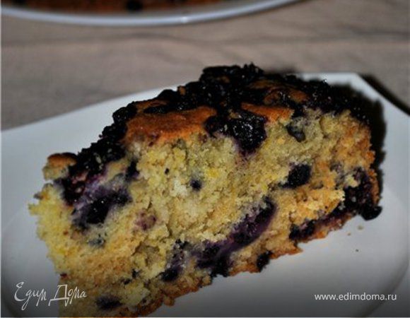 Духовку разогреть до 175 гр.
Взбить яйца с сахаром добела, добавить сливочное масло, оливковое, молоко, взбить до однородной консистенции.
В просеянную муку добавить разрыхлитель, соль, ванильный сахар. Всыпать в подготовленную смесь, перемешать, всыпать цедру.
Оставить на 10 минут.
Тем временем, смазать форму диаметром 28 см. слив. маслом, посыпать мукой. Четверть ягод замешать в тесто. Выложить тесто в форму и поставить в духовку на 15 минут.
Достать. Ровным слоем сверху разложить оставшиеся ягоды. Выпекать еще 40-50 минут.
Дать остыть на решетке 10 минут,затем снять кольцо формы и полностью остудить.