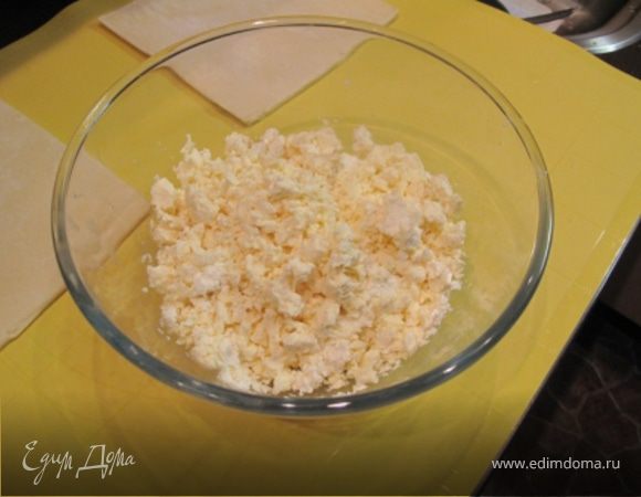 Растереть творог и сыр.