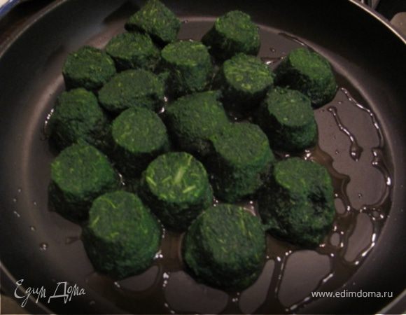 У меня замороженный шпинат. Разморозить и потушить минут 10 на сковороде, чтобы вся лишняя жидкость испарилась.