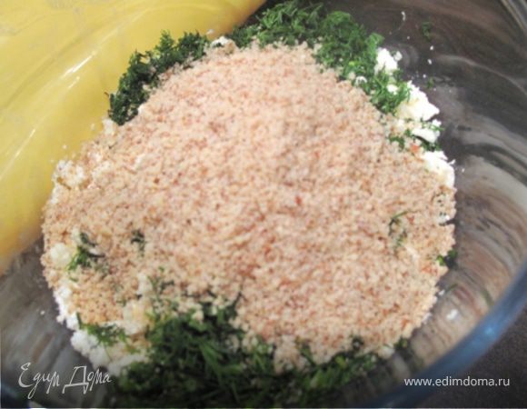 Грецкие орехи измельчить, укроп порезать и добавить все в творожно-сырную массу.