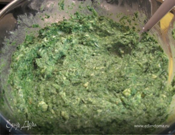 Добавить шпинат и ввести яйцо.