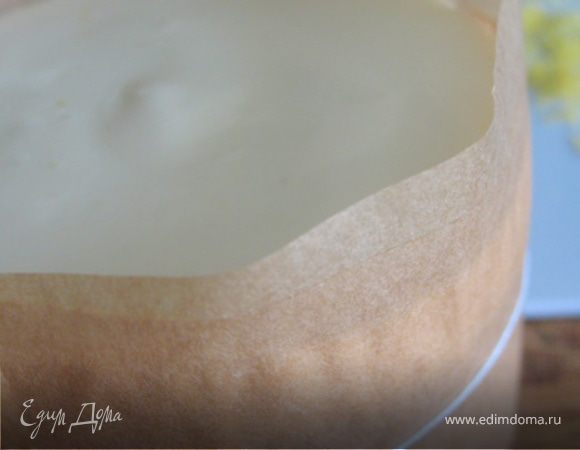 Смешать сок лимона и 2 ст.л воды в небольшой кастрюле. Всыпать желатин и хорошо размешать, оставить набухать.
В отдельной миске взбить творожную массу с йогуртом, сливками и сахаром.
Набухший желатин нагреть(не кипятить!), добавить лим. цедру.
Еще раз хорошо размешать, что бы растворились все гранулы желатина.
Добавить ложку твор.массы. Размешать и ввести все в творожную массу. Наполнить формочки и убрать в холодильник на 2 часа.
 
Если хотите подавать так как на фото, то посмотрите на фото справо (думаю понятно что нужно делать)
Оставьте крем минут на 10, что бы масса немного застыла. И затем наполнить формочки так, что бы масса была выше формочек на 2 см.