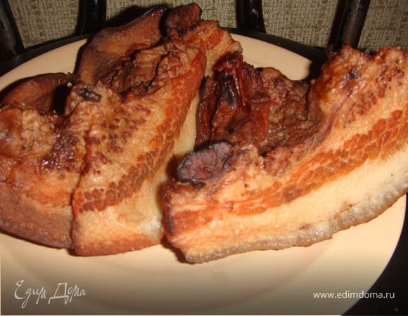 В соленой воде варим луковую шелуху до насыщенного цвета. Солим, перчим, кладем лавровый лист и пряности - у меня были хмели-сунели и кондари (он же чабер).В полученный отвар кладем свиную щечку и варим минут 30-40. Достаем, ополаскиваем от налипшей шелухи. Мяско становится приятного цвета, как будто подкопченное.