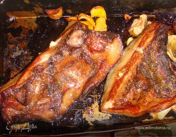 Затем охладив его, чтобы не обжечься, шпигуем чесноком, натираем солью,если недостаточно соленое, перцем и отправляем в духовку минут на 20.